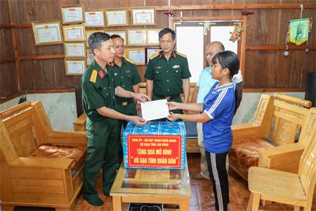 “Hũ gạo tình quân dân” tiếp sức hành trình đến trường
