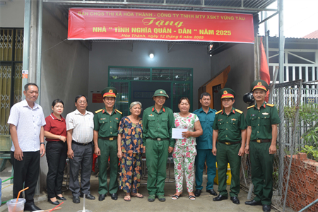 Ban CHQS thị xã Hòa Thành bàn giao 3 căn “nhà tình nghĩa quân – dân”