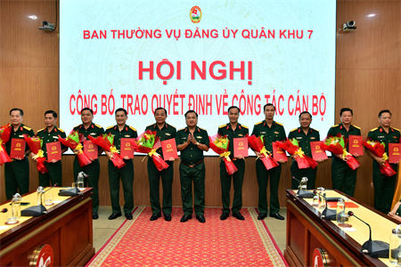 Thường vụ Đảng ủy Quân khu công bố, trao quyết định về công tác cán bộ