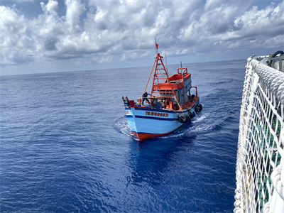 Tàu CSB 8021 kịp thời cấp cứu thuyền viên tàu cá gặp nạn trên biển