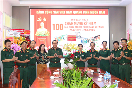 Các cơ quan, đơn vị chúc mừng Báo Quân khu 7 nhân kỷ niệm 100 năm Ngày Báo chí cách mạng Việt Nam