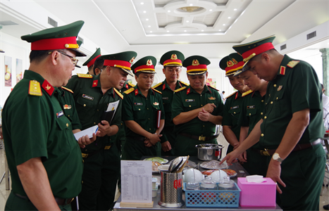 Thủ trưởng Tổng cục Hậu cần - Kỹ thuật kiểm tra công tác bảo đảm hậu cần - kỹ thuật huấn luyện diễu binh, diễu hành