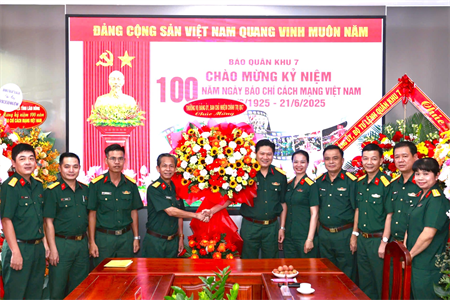 Đảng ủy, Ban Chủ nhiệm Cục Chính trị Quân khu 7 chúc mừng Báo Quân khu