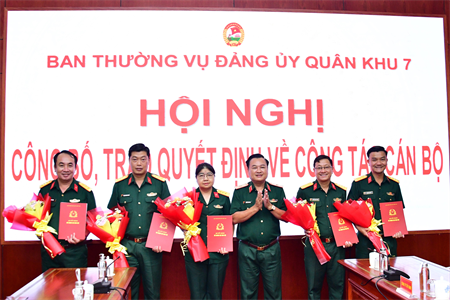 Ban Thường vụ Đảng ủy Quân khu 7 công bố, trao quyết định về công tác cán bộ