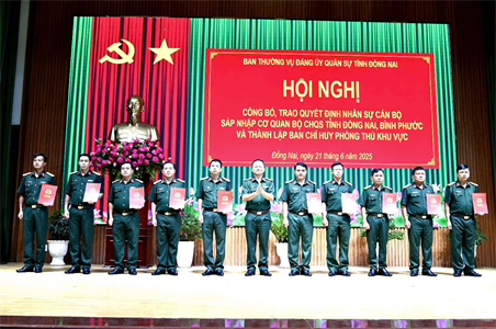 Hội nghị công bố, trao quyết định nhân sự cán bộ sáp nhập cơ quan Bộ CHQS tỉnh Đồng Nai và tỉnh Bình Phước