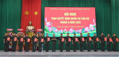 Thường vụ Đảng ủy Quân sự tỉnh Long An trao các quyết định nhân sự cán bộ