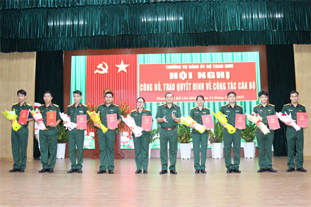 Ban Thường vụ Đảng ủy, Bộ Tham mưu Quân khu công bố, trao quyết định về công tác cán bộ