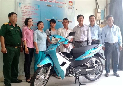 Quận 11: Tặng xe máy cho gia đình quân nhân tại ngũ có hoàn cảnh khó khăn