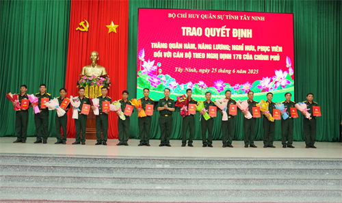Bộ CHQS tỉnh Tây Ninh công bố, trao quyết định cho cán bộ theo Nghị định 178 của Chính phủ