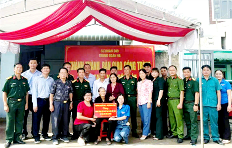 Sư đoàn 309 chung tay “Xóa nhà tạm, nhà dột nát” trên địa bàn đơn vị đóng quân
