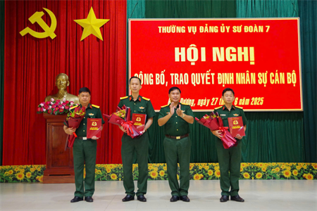Thường vụ Đảng ủy Sư đoàn 7 công bố, trao quyết định nhân sự cán bộ