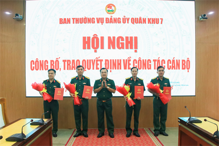 Ban Thường vụ Đảng ủy Quân khu 7 công bố, trao quyết định về công tác cán bộ
