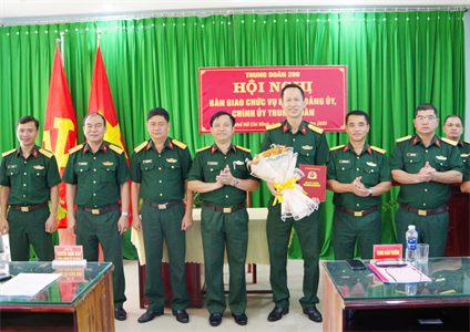 Bàn giao nhiệm vụ Bí thư Đảng ủy, Chính ủy Trung đoàn 209, Sư đoàn 7