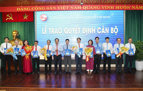 UBND TP Hồ Chí Minh trao quyết định lãnh đạo 10 cơ quan báo chí trực thuộc
