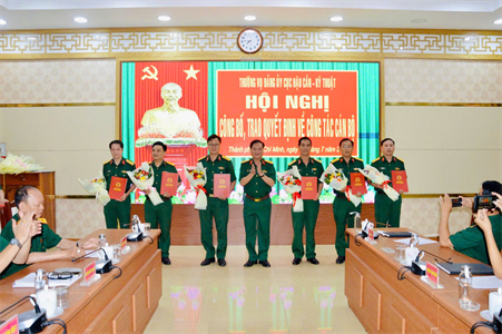 Ban Thường vụ Đảng ủy Cục Hậu cần - Kỹ thuật Quân khu 7 công bố, trao quyết định về công tác cán bộ