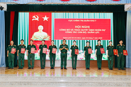 Cục Chính trị Quân khu 7 trao quyết định nhân sự công tác cán bộ, quân lực