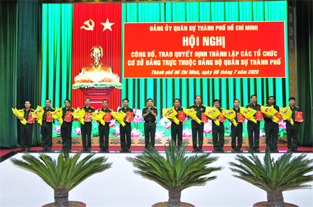 Công bố, trao quyết định kiện toàn các tổ chức cơ sở Đảng trực thuộc Đảng bộ Quân sự Thành phố Hồ Chí Minh
