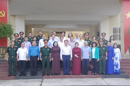 Trưởng Ban Tuyên giáo và Dân vận Trung ương thăm Sư đoàn 5