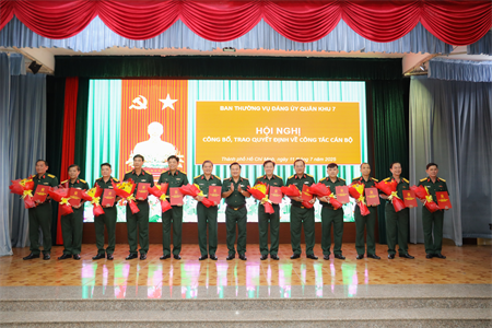 Ban Thường vụ Đảng ủy Quân khu 7 công bố, trao quyết định về công tác cán bộ