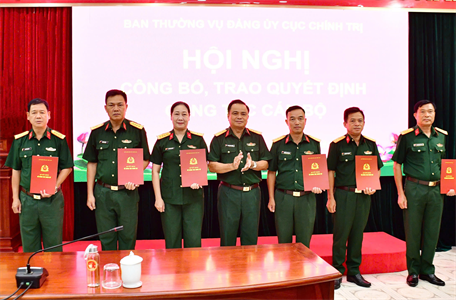 Thường vụ Đảng ủy Cục Chính trị công bố, trao quyết định công tác cán bộ