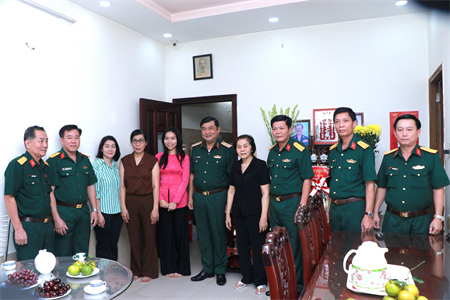 Thiếu tướng Lê Xuân Thế thăm, tặng quà thân nhân gia đình thủ trưởng Bộ Tư lệnh Quân khu qua các thời kỳ