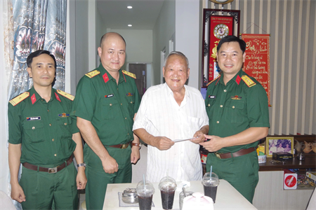 Sư đoàn 5 thăm, tặng quà chỉ huy sư đoàn qua các thời kỳ