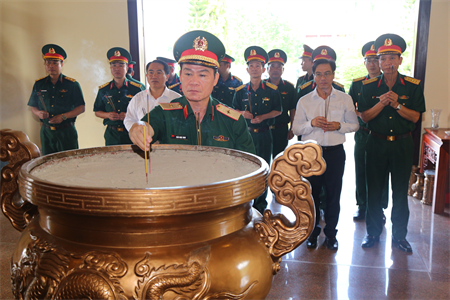 Bộ Tư lệnh Quân khu 7 dâng hương viếng các anh hùng liệt sĩ