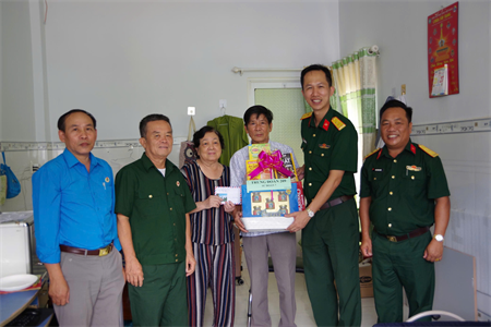 Trung đoàn 209, Sư đoàn 7 thăm, tặng quà gia đình chính sách