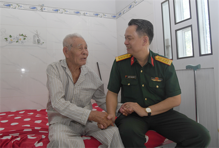 Bộ CHQS tỉnh Tây Ninh thăm, tặng quà các gia đình chính sách