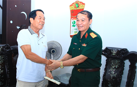 Thiếu tướng Trần Ngọc Minh thăm, tặng quà Thiếu tướng Lê Minh Thắng, nguyên Phó Tư lệnh Quân khu 7