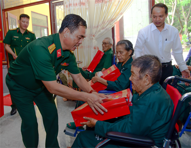 Đại tá Lê Xuân Bình thăm, tặng quà thương, bệnh binh Trung tâm điều dưỡng thương binh và người có công Long Đất