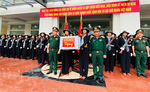 Bộ Tổng Tham mưu thăm, động viên Khối nữ du kích miền Nam huấn luyện diễu binh, diễu hành