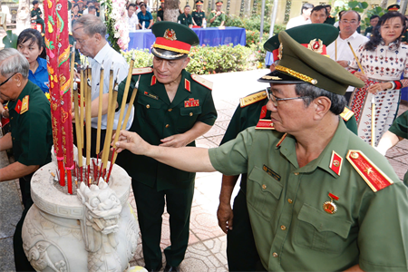 Dâng hương tưởng niệm hơn 9.000 liệt sĩ Quân Dân y tại Nhà Tưởng niệm Lộc Quang
