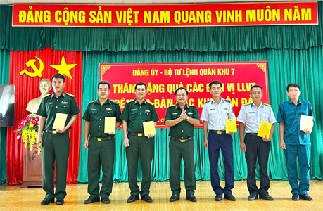 Thiếu tướng Trần Vinh Ngọc, Bí thư Đảng ủy, Chính ủy Quân khu thăm, tặng quà các đơn vị LLVT tại Đặc khu Côn Đảo