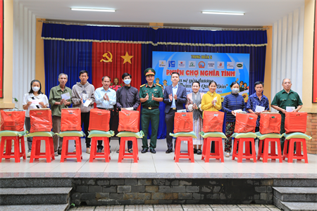 Trung đoàn 5 tổ chức phiên chợ nghĩa tình, san sẻ yêu thương