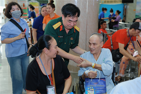 Bệnh viện Quân y 175 tổ chức “Giai điệu kết nối yêu thương” và trao nhiều phần quà đến bệnh nhân có hoàn cảnh khó khăn