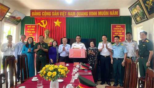 Đồng chí Nguyễn Thanh Nghị, Phó Bí thư Thường trực Thành ủy TPHCM thăm, tặng quà cán bộ, chiến sĩ Trạm 590