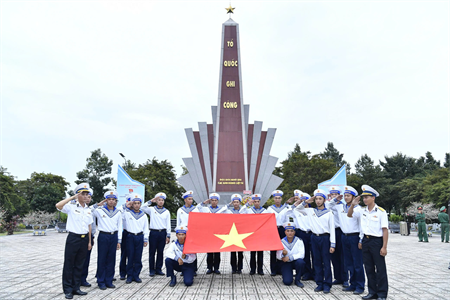 Tuổi trẻ Vùng 2 Hải quân thắp sáng tri ân, bồi đắp lý tưởng