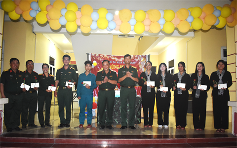 Ấm áp tình đồng đội giữa thao trường A80