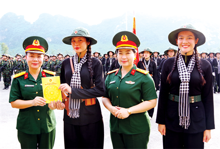 Đoàn công tác Phụ nữ LLVT Quân khu 7 thăm, động viên lực lượng A80