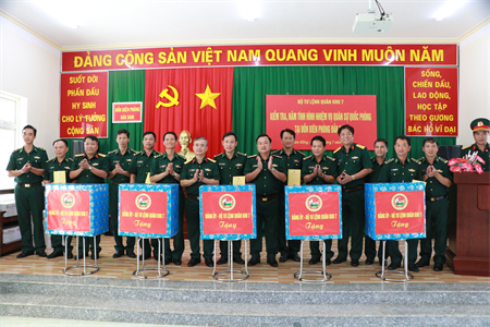 Thiếu tướng Trần Vinh Ngọc kiểm tra các Đồn Biên phòng, Chốt Dân quân, Đại đội biên giới của tỉnh Lâm Đồng