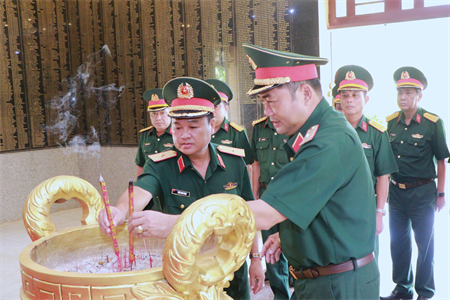 Thủ trưởng Bộ Tư lệnh Quân khu viếng các anh hùng liệt sĩ tại khu di tích nơi thành lập Sư đoàn 302