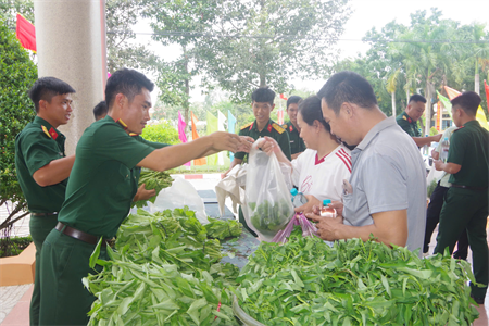 Trung đoàn 5, Sư đoàn 5 gặp mặt, tặng quà thân nhân gia đình chiến sĩ nhập ngũ năm 2025
