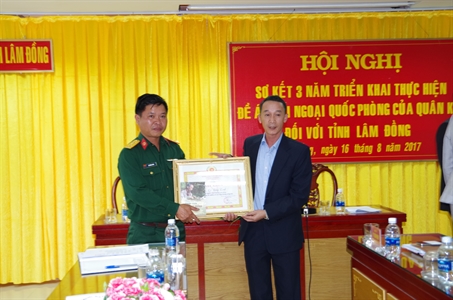 Ban Tuyên giáo Tỉnh ủy Lâm Đồng tặng bằng khen cho Thượng úy Lê Đăng Linh