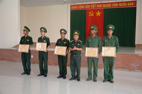 Bộ đội Biên phòng Long An: Khen thưởng đột xuất cho tập thể, cá nhân có thành tích trong giúp dân thu hoạch lúa chạy lũ