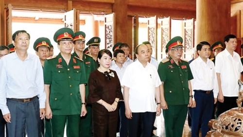 Thủ tướng Nguyễn Xuân Phúc dâng hương tưởng nhớ Chủ tịch Hồ Chí Minh