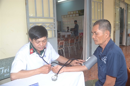 Quân đoàn 4: khám bệnh, tặng quà các đối tượng chính sách trên địa bàn xã Long Vĩnh, huyện Châu Thành (Tây Ninh)
