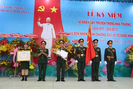 Trường Trung cấp Quân y 2 đón nhận Huân chương Bảo vệ Tổ quốc hạng nhì.