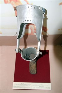 Hiện vật biết nói
Làm chân giả từ phế liệu vũ khí của địch