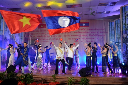 Đoàn Văn công Quân khu 7 biểu diễn tại Trường hạ sĩ quan số 1 Lào